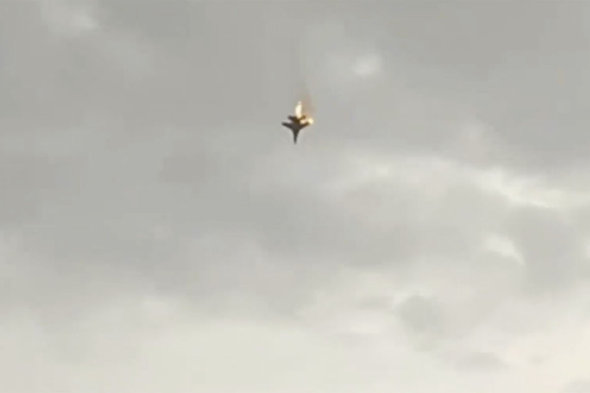Baza: в Крыму рухнул горящий самолет, летчик катапультировался