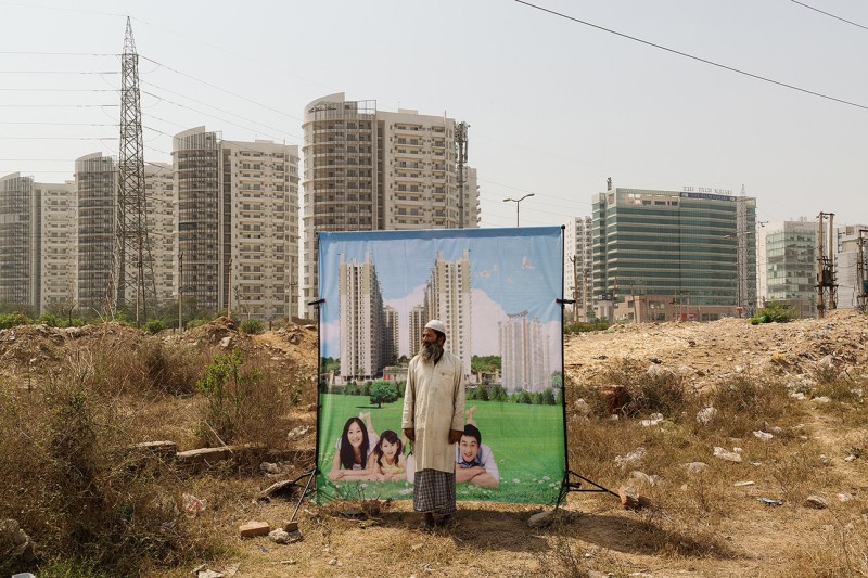 Бедные люди на фоне роскошной индийской архитектуры