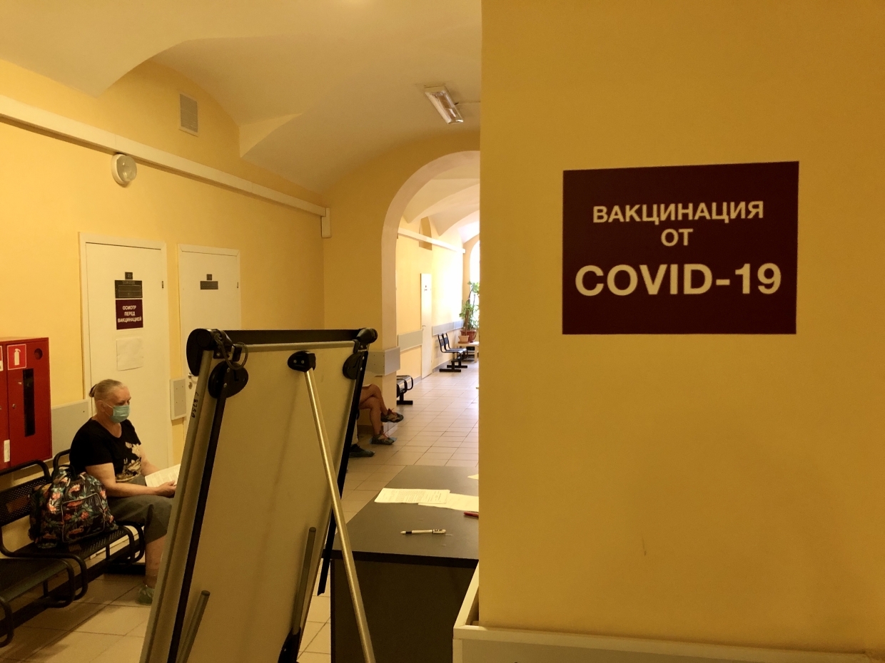 Онищенко одобрил и дополнил план Беглова по вакцинации трудовых мигрантов от COVID-19