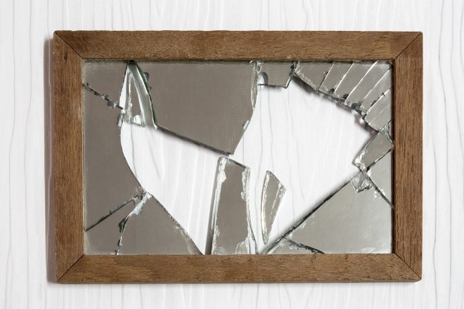 Как правильно выбросить зеркало из дома