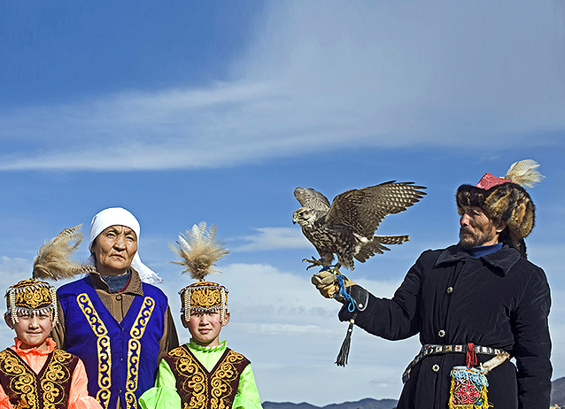 Монголы в национальных костюмах