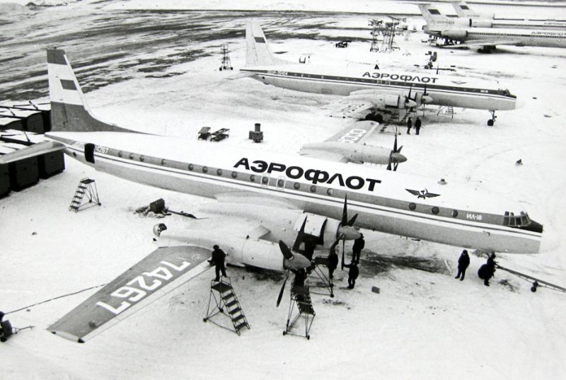 Предполетная подготовка самолета Ил-18Д в аэропорту Внуково (Москва)