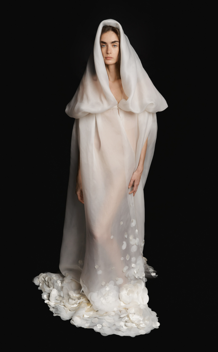 Valentin Yudashkin: Смелые силуэты и многоликий белый в новой свадебной коллекции