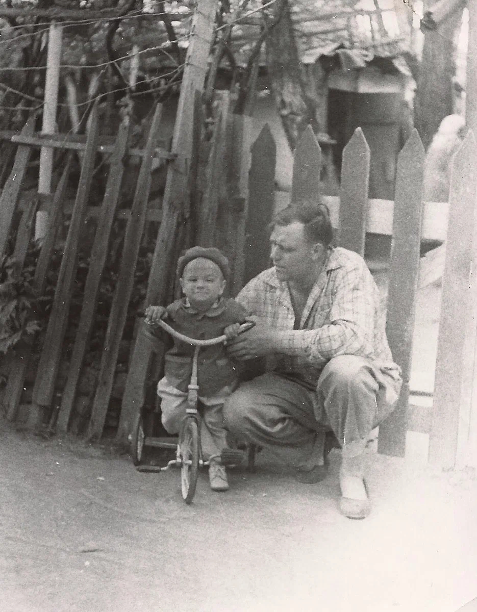 Как советские родители учили детей плавать и кататься на велосипедах – методы были суровыми 