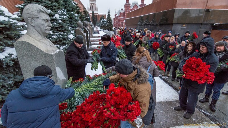 13 500 алых цветов возложено к могиле Сталина в Москве день памяти, история, сталин