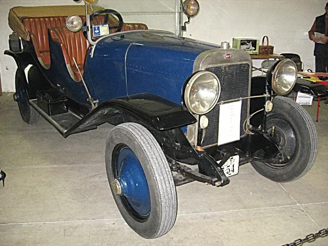 Diatto. Фирма основана в 1835 году и делала экипажи и их комплектующие, а в 1905-м выпустила свой первый автомобиль. Разорилась  1929-м. На снимке Diatto 20 DA Torpedo (1921).