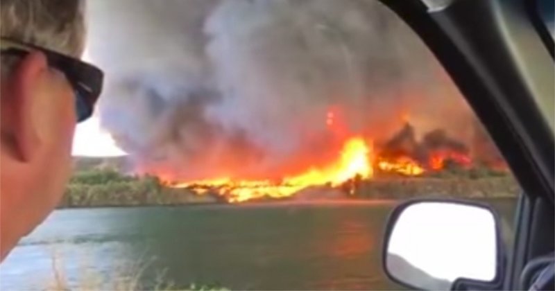 Семейная пара запечатлела на видео, как огненный вихрь превращается в водяной смерч в мире, видео, вихрь, пожар, природа, смерч, сша, явление