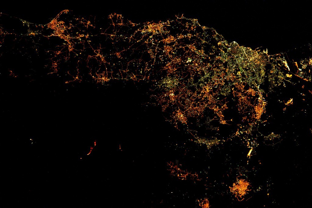Извержение Этны (раскалённая лава в левой части фотографии) астронавт, земля, космос, красота, мкс, планета, природа, фотография