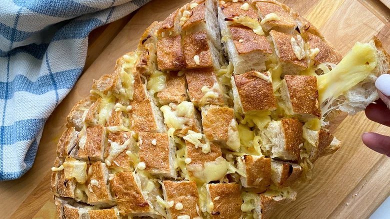 Луковый батон с сыром: как сделать закуску по-французски