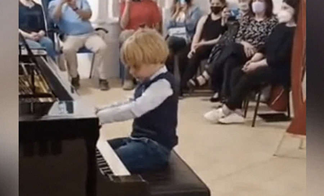 5-летний ребенок вышел на сцену и сел за фортепиано: все думали, что он шутит, но мальчик начал играть Моцарта Культура