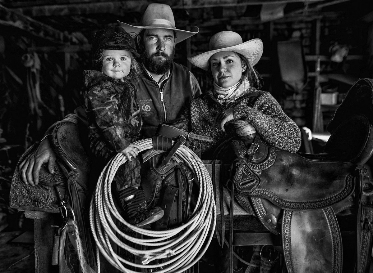 Удивительная жизнь канадских ранчо являются, ранчо, более, одной, семьи, Снимки, которых, запечатлены, ковбои, брыкающиеся, нескольких, лошади, частью, новой, книги, «Западная, поколений, Хеннел, собственностью, Hennel