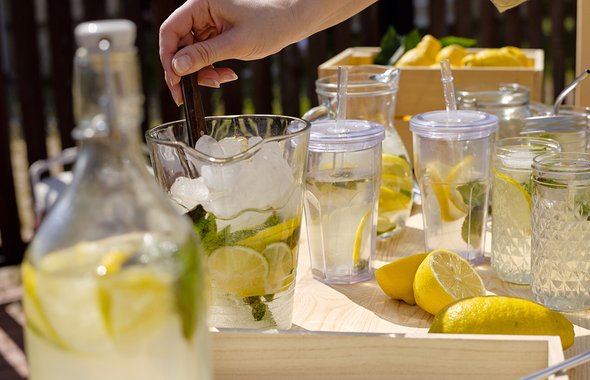 4 быстрых рецепта домашнего лимонада: с цитрусами, мятой, клюквой и зелёным чаем стакана, Добавить, Shutterstock, лимонного, лимонадФото, сахар, сахара1, ингредиенты, стаканов, свежей, лимонный, лимонадом, одного, свежевыжатого, лимонад, стакан, сахара, охладить, сока½, mariya_evlakhova1