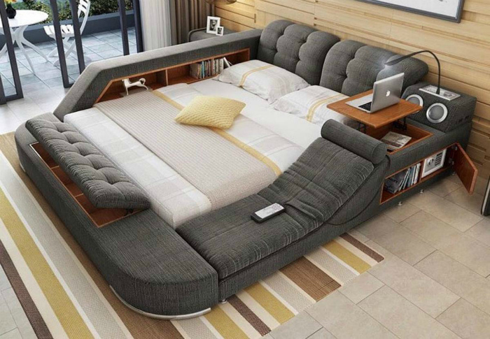 Огромная кровать с множеством функций.