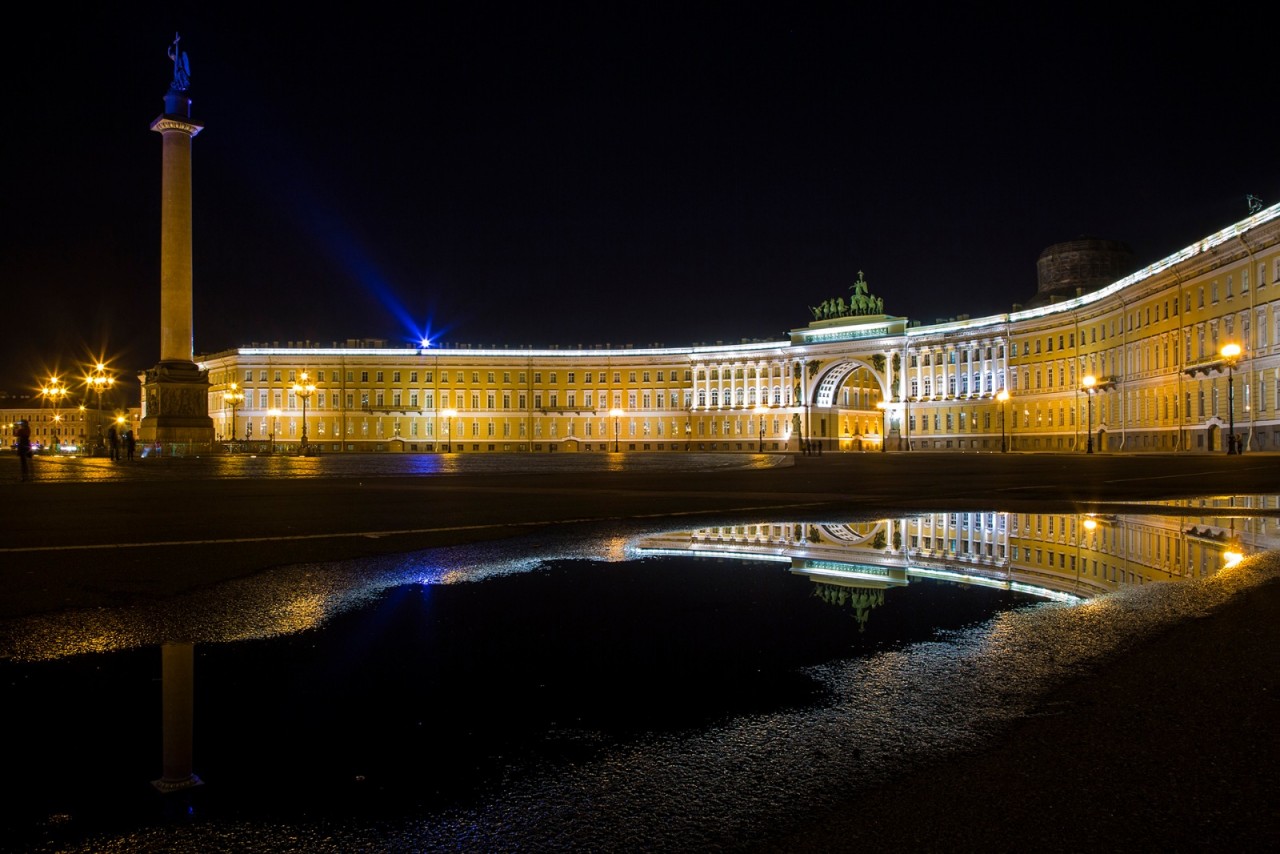 Дворцовая площадь Питер днём и ночью