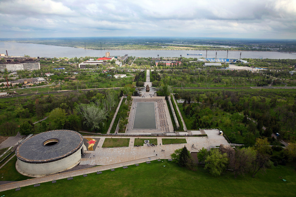 Вид на Волгу и на весь мемориал