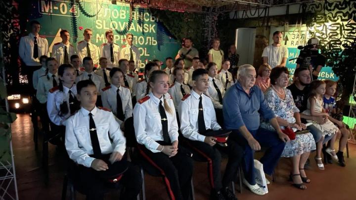 Родители Александра Захарченко передали кадетам военных училищ Донецка книгу о первом главе ДНР
