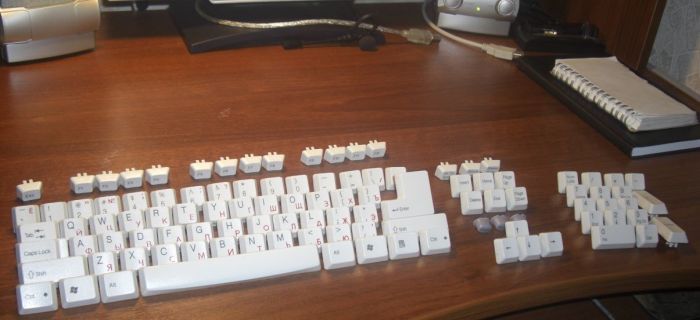 Чистить клавиатуру надо регулярно.