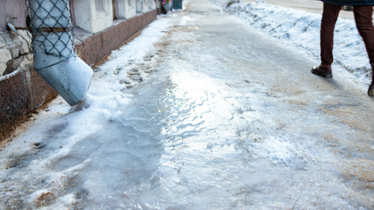 «Страшно ходить»: петербуржцы ругают Смольный за плохую уборку снега в городе