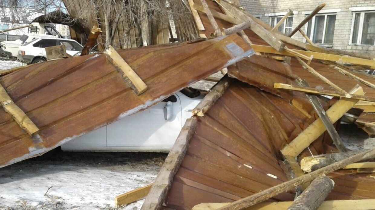Крыша дома частично рухнула в селе под Рязанью