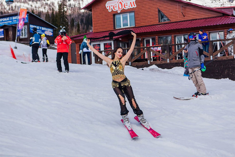 Как тысячи красивых девушек катаются на лыжах в бикини: в Сибири прошел GrelkaFest конкурс,фото,фотография,фотосафари