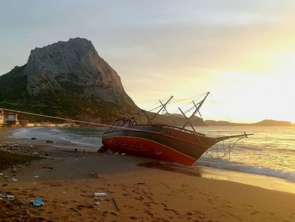 Шторм выбросил на крымский берег пиратскую яхту
