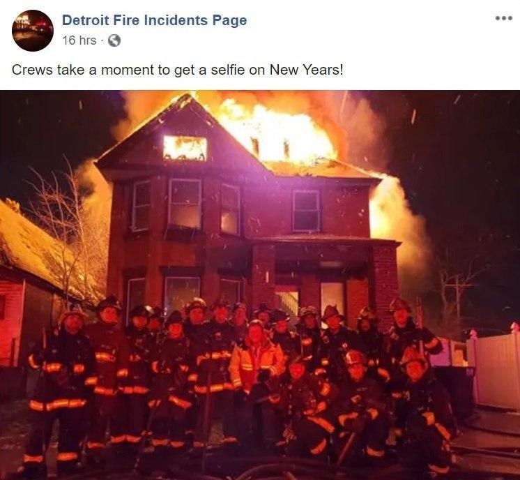 Американские пожарные сделали селфи на фоне горящего дома
