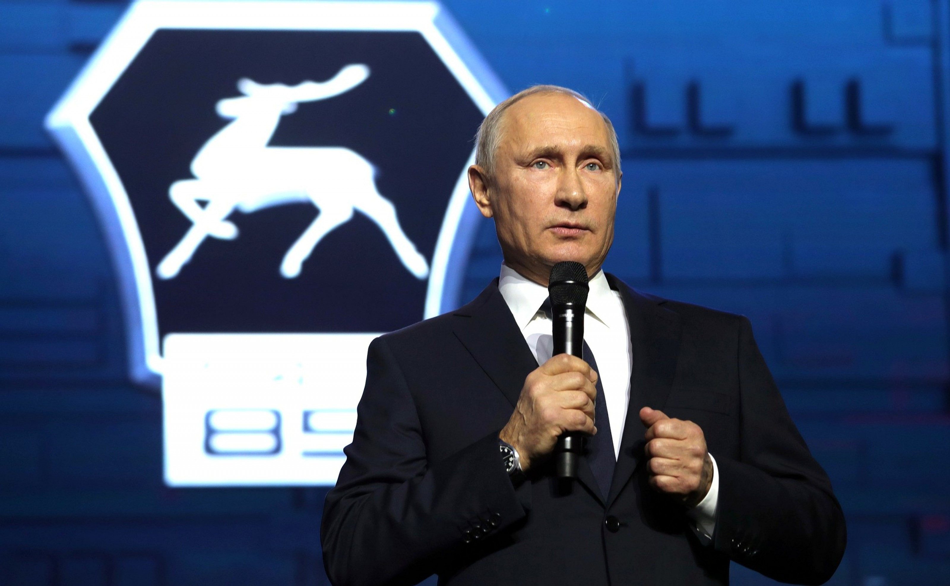 Бриллиантовая перчатка и глобус-мяч: что дарили нижегородцы Путину