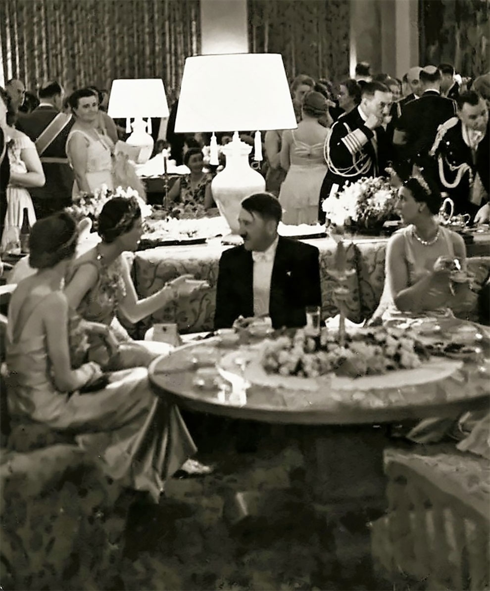 Адольф Гитлер разговаривает с принцессой Ольгой Греческой, женой короля Югославии, 1939 год.