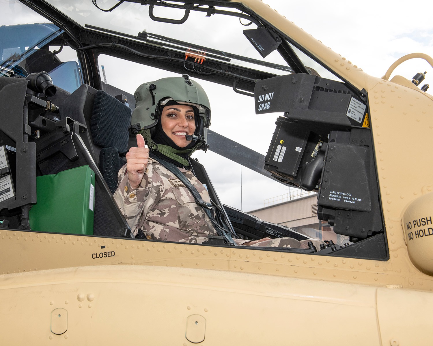 Летчик вертолета. Ah-64e Apache Guardian Cockpit. Пилот военного вертолета. Американский пилот вертолета. Пилот боевого вертолета.