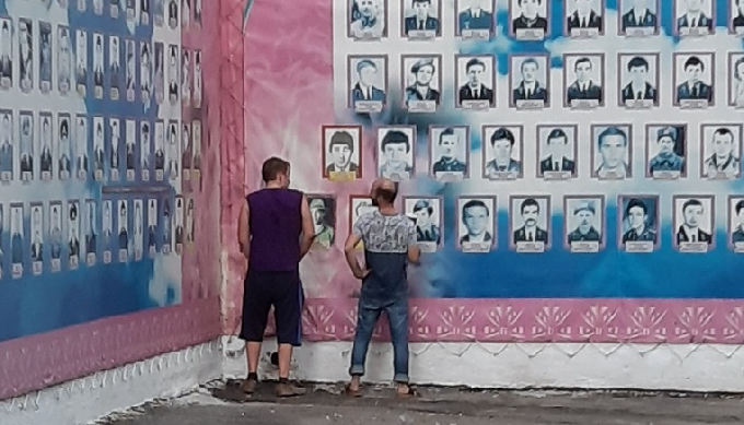 Саратовцы осудили двух справляющих нужду на фото афганцев мужчин