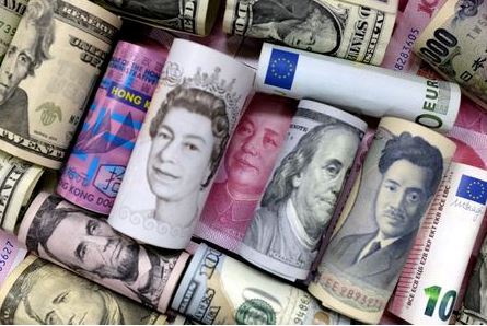 Банкноты евро, гонконгского доллара, доллара США, японской иены, фунта стерлингов и юаня, 21 января 2016 года. REUTERS/Jason Lee