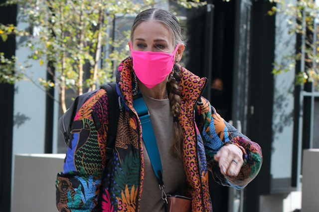 Джунгли в Нью-Йорке: Сара Джессика Паркер в ярком пальто на прогулке