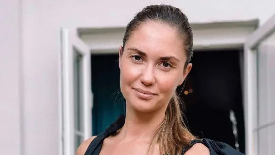 Беременная Агата Муцениеце приехала на съемки с дочкой и собакой