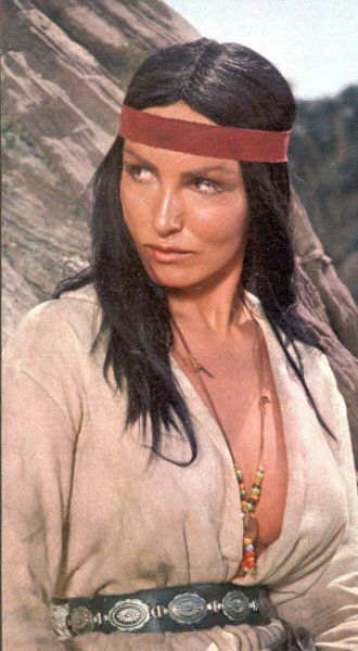 Джулия ньюмар в роли беспощадной немой индианки хешке «золото маккенны» (1969). актрисы