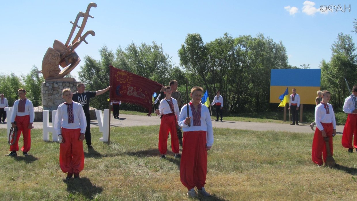 Киев разрешил националистам  «учить украинских детей патриотизму»