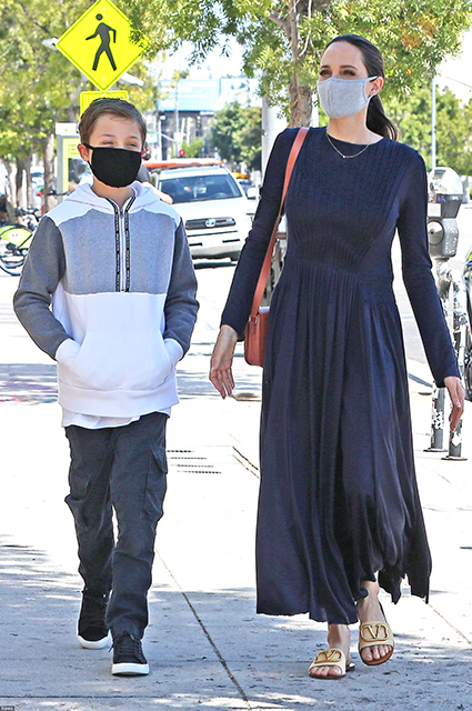 Анджелина Джоли на шопинге с сыном Ноксом в Лос-Анджелесе Джоли, вместе, Анджелина, прогулки, Питта, Энджи, который, сыном, рождения, детей, сейчас, детьми, время, недель, пороге, ДжолиДень, появление, восприняли, младших, поклонники