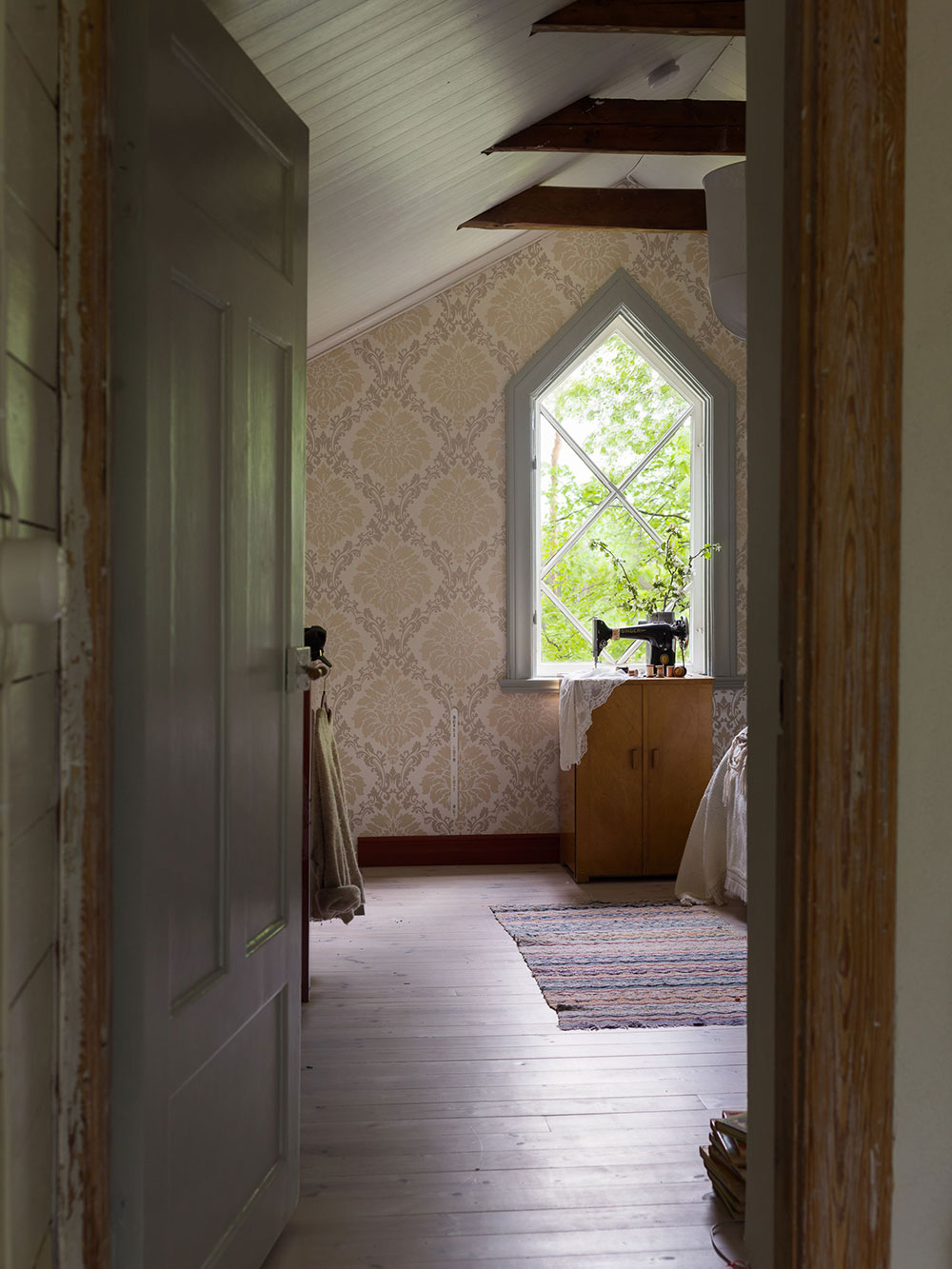 Маленький дачный домик с оригинальными окнами в Швеции дачный домик в, потёртые, царит, атмосфера, типичной, скандинавской, много, винтажа, деревянная, интерьеров, мебель, старая, милые, детали, великолепны, снаружи, внутри, касается, шведской, арочная