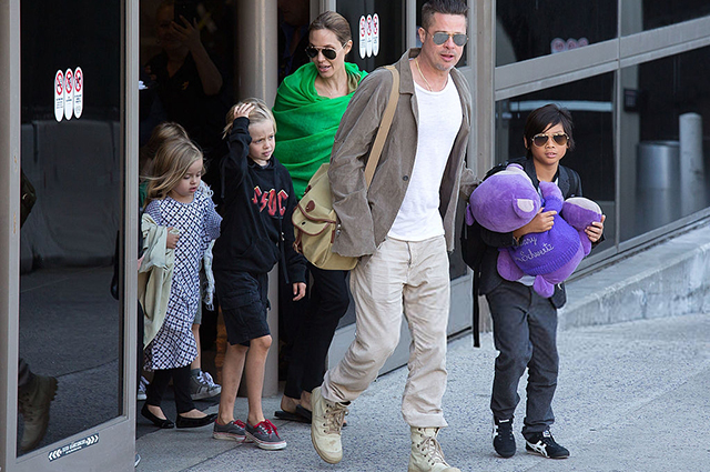 Анджелина Джоли сказала своему сыну Паксу, что Брэд Питт был против его усыновления звездные дети