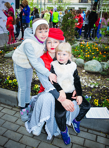 Юлия Пересильд с дочками приняла участие в забеге "Патрики бегут"