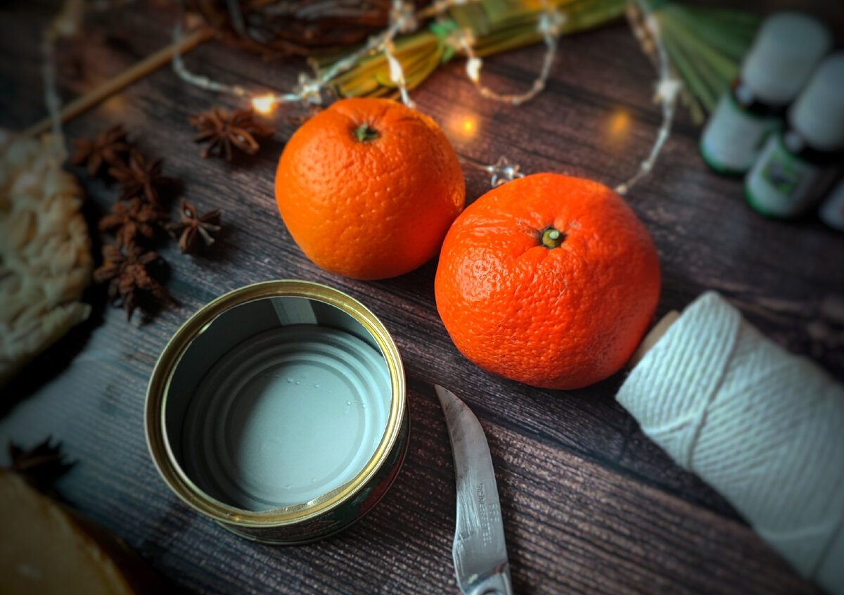 Не выкидывайте консервные баночки от икры и горошка! Вместе с мандариновыми корками они станут прекрасным материалом. Проверено!