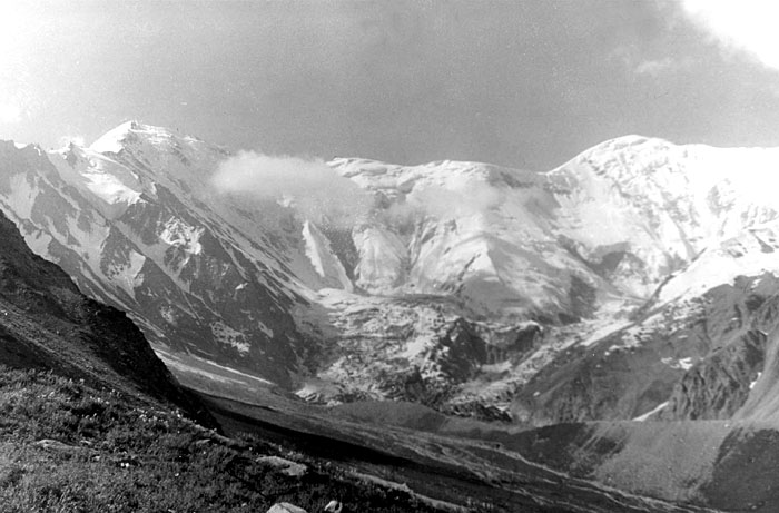 Узел пика Шапак (справа) и перевала Хадырша (в центре). / Фото: www.mountain.ru