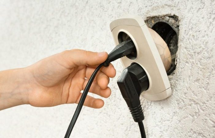 Что нужно сделать, если розетка постоянно выпадает из стены для дома и дачи,полезные советы