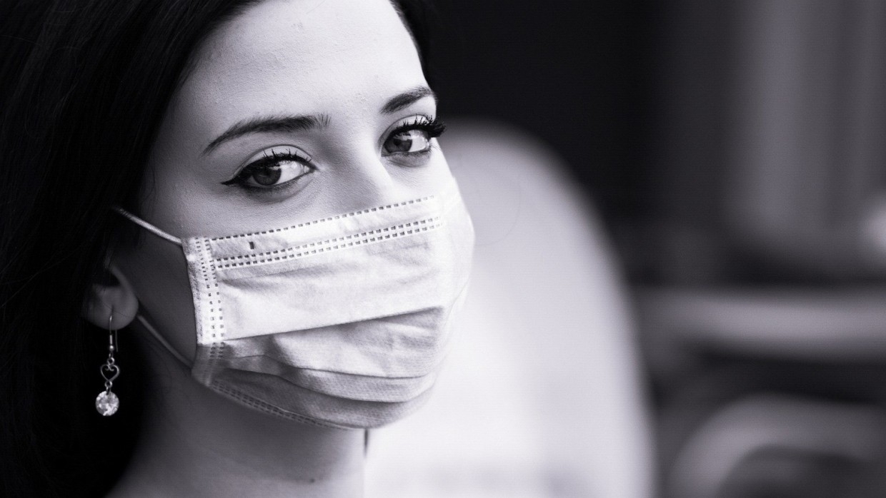 Дерматолог рассказала, как защитить кожу от дерматита при ношении масок летом