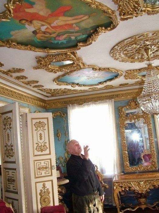 Неказистый дом из Брянской глубинки скрывает внутри настоящие царские хоромы Неказистый дом из Брянской глубинки скрывает внутри настоящие царские хоромы