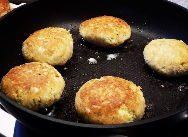 Да, всего 5 яиц и никаких хитростей: целая кастрюля больших вкусных котлет, от которых не оторваться. Пышные, сочные, ароматные - и не скажешь, что яичные.-7