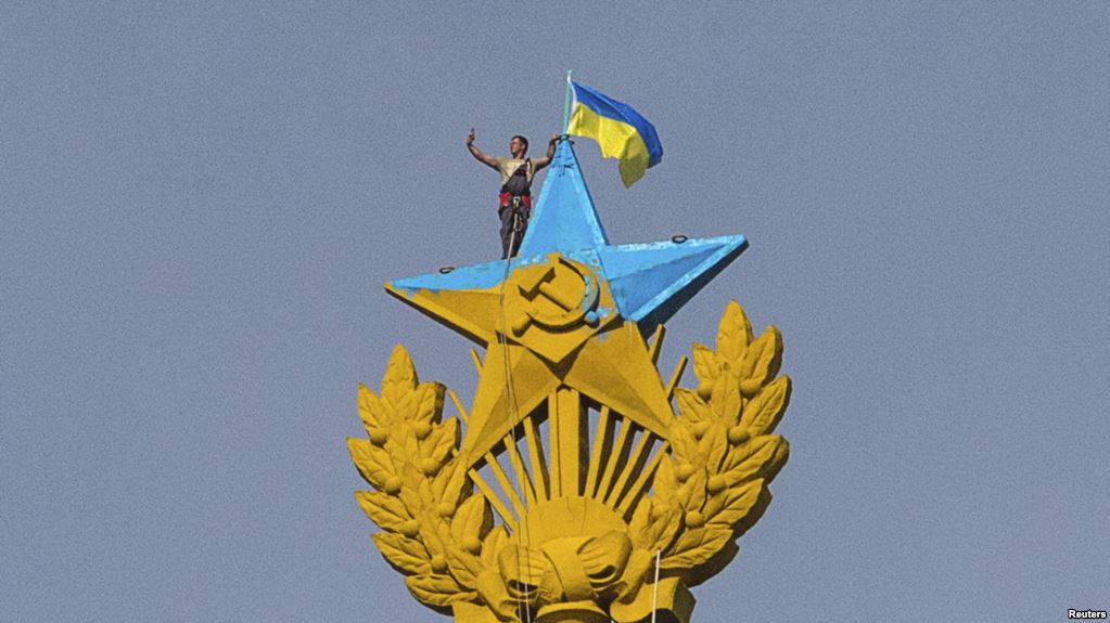 Перекрашенная в цвета украинского флага звезда на высотке на Котельнической набережной в Москве