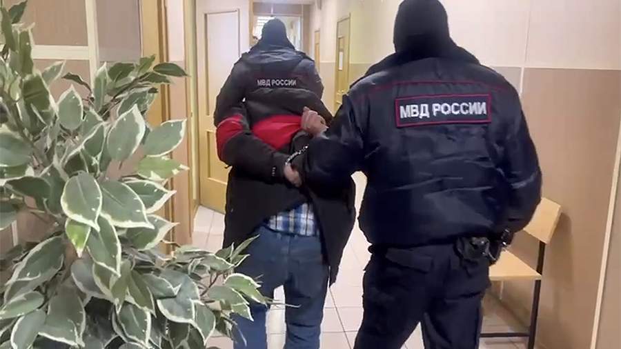 Суд в Санкт-Петербурге арестовал приковавшего дочь на цепь мужчину