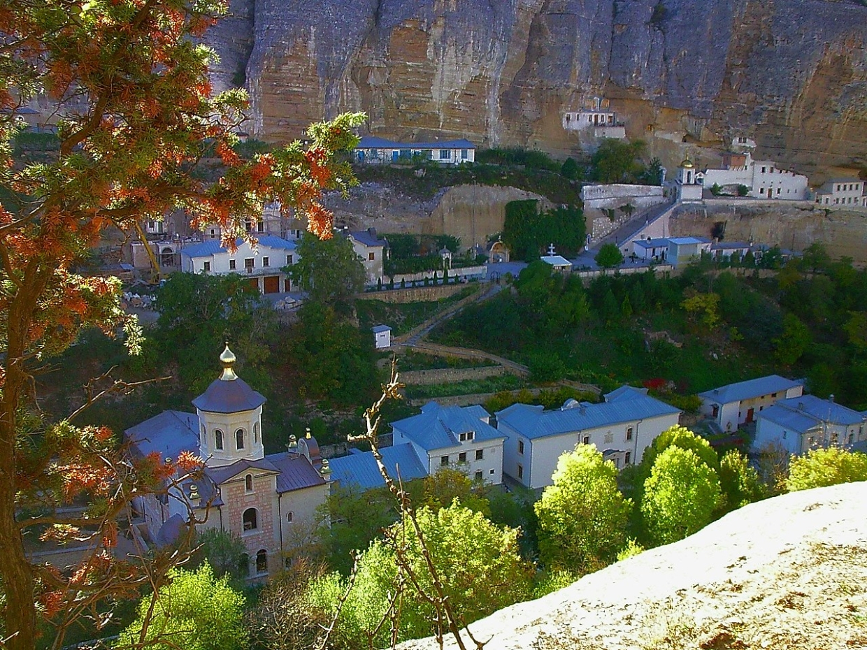 Часть строений монастыря находится прямо на скалах