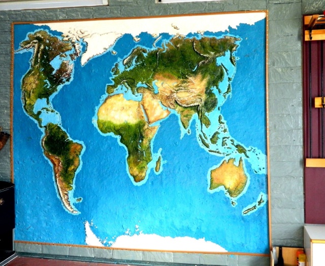 Объемная карта мира на стене старого гаража 