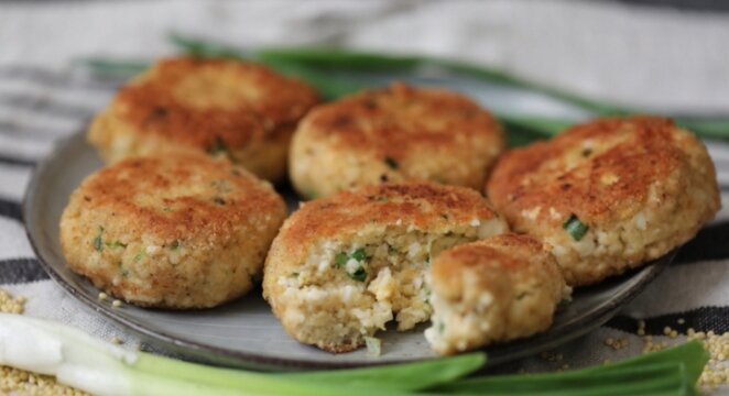 Да, всего 5 яиц и никаких хитростей: целая кастрюля больших вкусных котлет, от которых не оторваться. Пышные, сочные, ароматные - и не скажешь, что яичные.-3